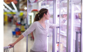 一名女子走向冷冻食品杂货店